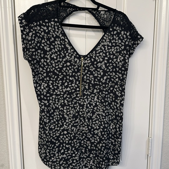 4 Express Tops Included - Picture 3 of 9